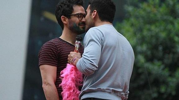 Miguel Ángel Silvestre graba una escena con Alfonso Herrera.