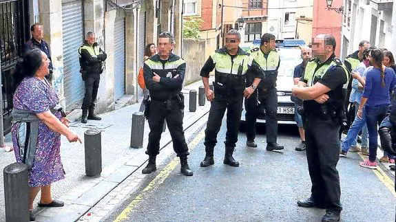 Agentes de la Policía Municipal de Bilbao y de la Ertzaintza, desplegados en Ollerías el pasado martes. 