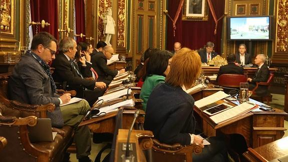 Los concejales en la salón de plenos del Ayuntamiento de Bilbao.