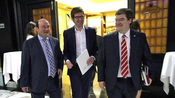 Urtaran, flanqueado por el presidente de su partido, Andoni Ortuzar, y el alcalde de Bilbao, Juan María Aburto, en el Foro Nueva Economía