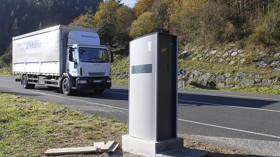 Imagen del radar instalado por la Ertzaintza en la carretera que une Amurrio con Llodio, uno de los que más multas impone de Euskadi.