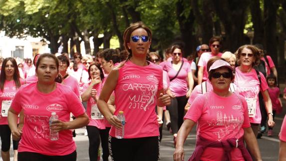 Vitoria se echa a la calle en la Carrera de la Mujer