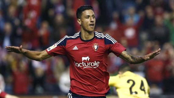 El centrocampista del Osasuna Maikel Mesa celebra el gol conseguido ante el Girona. 