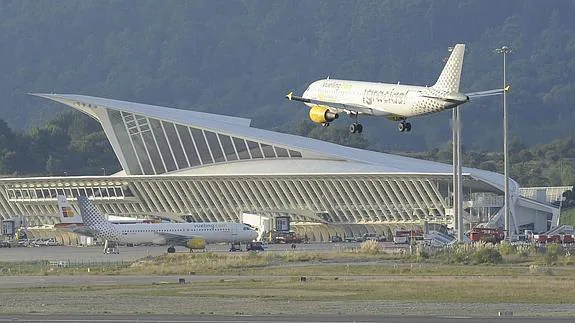 Imagen de archivo de un avión de Vueling despegando en Loiu.