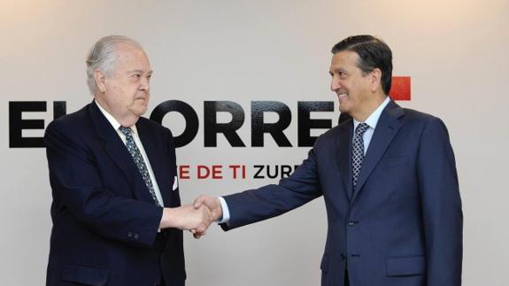 Santiago de Ybarra y Churruca y Enrique de Ybarra se saludan tras acordar el relevo en la presidencia de EL CORREO.