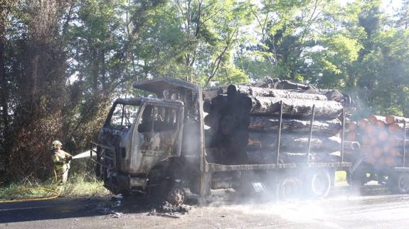 La cabina del camión ha quedado totalmente calcinada.