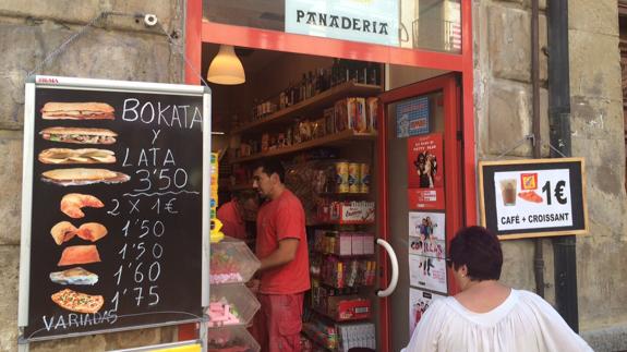Una cliente accede a la panadería 'Harino Panadero', en el Casco Viejo.