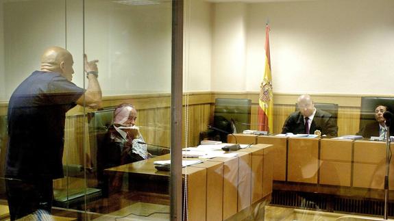 Imagen de archivo en la que el etarra Iñaki Bilbao amenaza a un juez de la Audiencia Nacional durante la vista oral. 