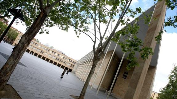 Exterior del edificio consistorial en Logroño, situado en la Avenida de la Paz.