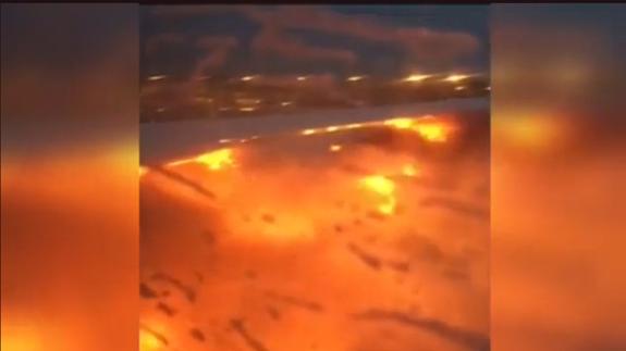 Imagen del ala en llamas del avión que se incendió en Singapur. 