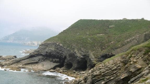 Calas, túneles y bocaminas entre Pobeña y Ontón