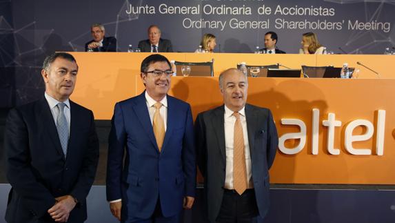 El presidente de Euskaltel, Alberto García Erauskin, flanqueado por el vicepresidente, José Ángel Corres, y el secretario general, Javier Allende, al inicio de la Junta General de Accionistas.