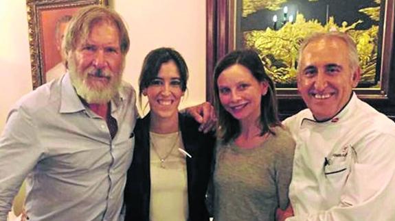 Harrison Ford y Calista Flockhart junto al restaurador Adolfo Muñoz y su hija, en Toledo.