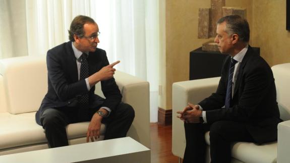 El presidente del PP vasco, Alfonso Alonso, con el lehendakari Iñigo Urkullu durante la reunión que mantuvieron en abril.