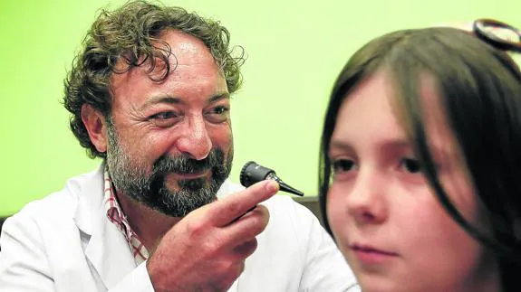 El pediatra David Belber examina en su consulta de Bermeo a una niña que está a punto de irse de vacaciones.