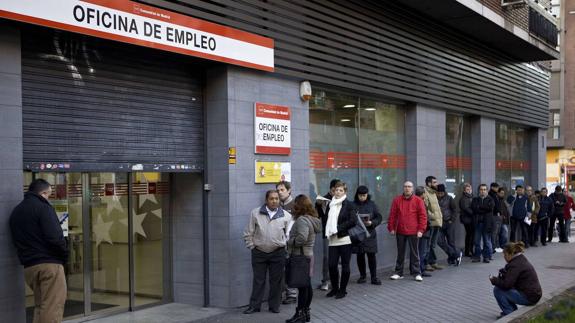 Colas en una oficina de empleo.