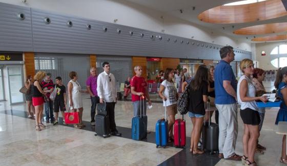 Una fila de personas espera para poder embarcar en un avión en el aeropuerto de Logroño-Agoncillo el verano pasado.