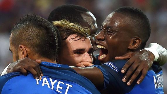 Mayet y Matuidi abrazan a Griezmann tras un gol de la selección francesa.