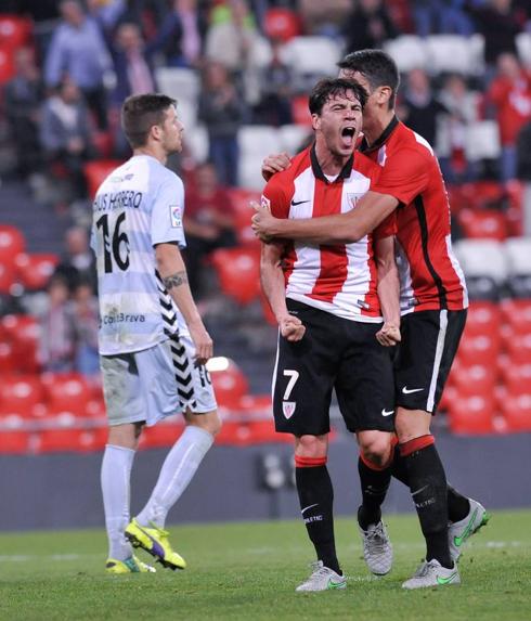 Guarrotxena celebra un gol con el Bilbao Athletic.