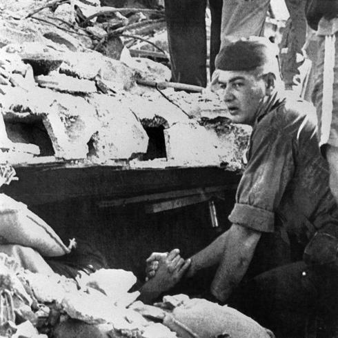 Un soldado francés conforta a una víctima de un atentado en 1983 en la capital libanesa.