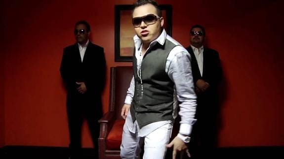 Gerardo Ortiz durante el videoclip de una de sus canciones.