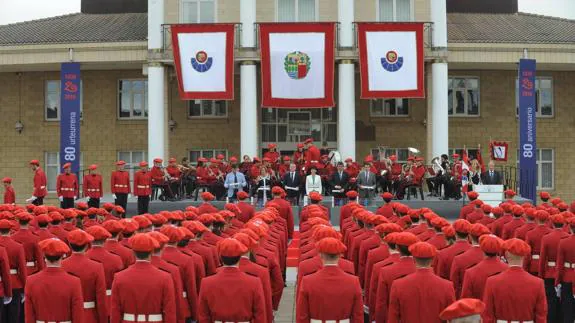 Un contingente de 254 nuevos ertzainas recogió sus credenciales el viernes en Arkaute.