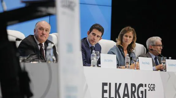 Josu Sánchez, Marco Pineda, Cristina Garmendia, en la asamblea anual de Elkargi, en el Palacio del Kursaal de Donostia.