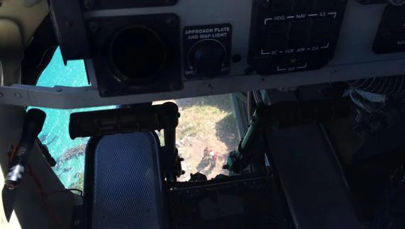 Imagen del rescate tomada desde dentro del helicóptero.