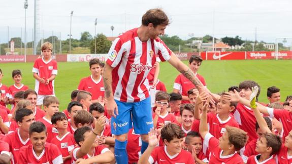 Amorebieta saluda a los niños durante su presentación como jugador del Sporting.