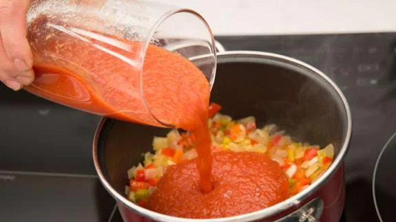La pasta con tomate, por ejemplo, crea una reacción que ralentiza la digestión
