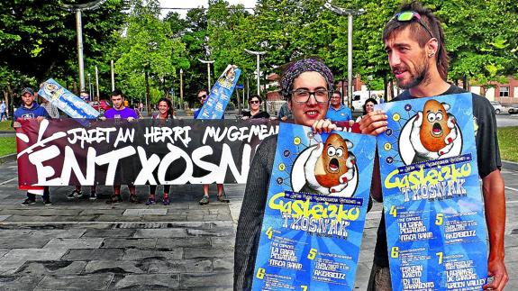 Los miembros de la comisión posan con la pancarta y los carteles durante la presentación. 