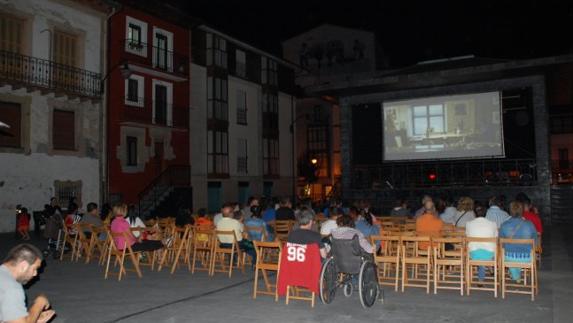 La plaza Cardenal Orbe volverá a acoger otro agosto más las sesiones de cine al aire libre de Ermua. 