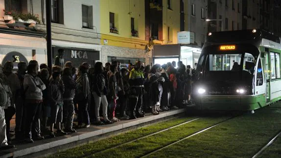 Decenas de personas esperan al tranvía nocturno de fiestas de La Blanca