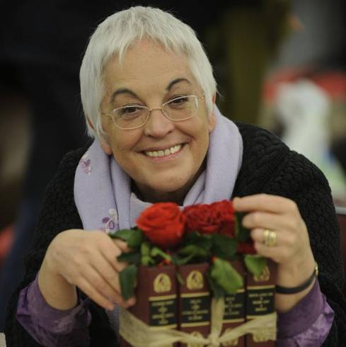La escritora Toti Martínez de Lezea, durante una entrevista.