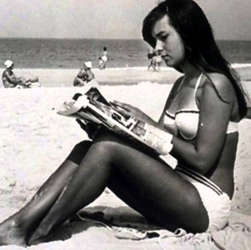 Helô Pinheiro, en la playa de Ipanema.