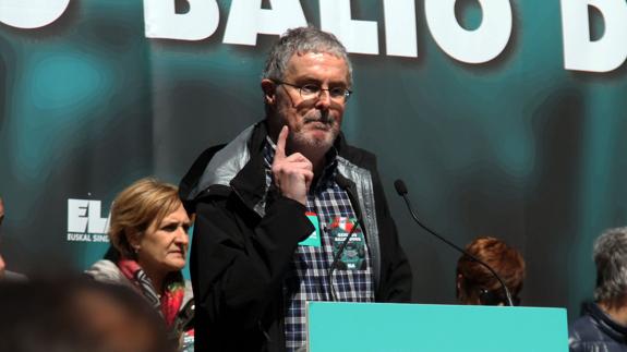 El secretario general de ELA, Adolfo Muñoz, durante un acto sindical.