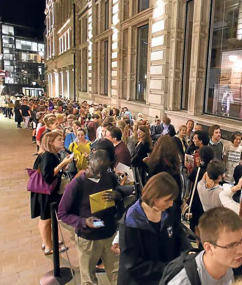 Cientos de lectores de 'Harry Potter' pasan la noche en vela en Londres haciendo cola para adquirir el nuevo libro.