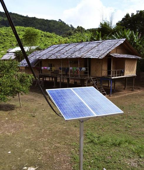 Casa que utiliza panerl solar como fuente de energía adicional.