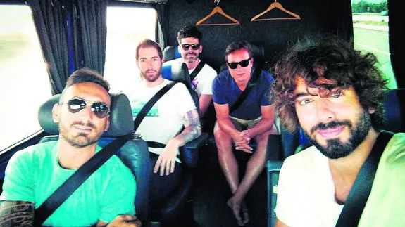 Mikel Izal, en un selfi con la banda, durante un trayecto en furgoneta entre Madrid y Pontevedra. Llevan diez meses de gira y 50.000 kilómetros encima. Precisamente dedicaron a Supersubmarina su concierto de Pontevedra, el pasado martes.