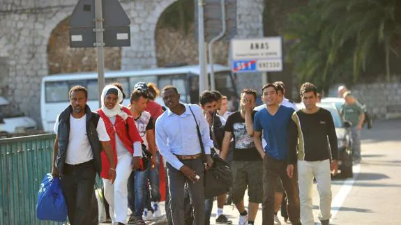 Inmigrantes son devueltos desde Francia a Italia en junio de 2015.