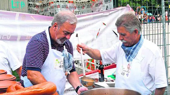 Un momento de la preparación de las sopas de ajo el pasado año en los festejos de Llodio.
