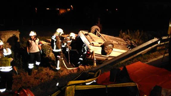  El coche volcado en una vaguada.