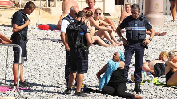 Policías de Niza requieren a una bañista que se quite la túnica en la playa.