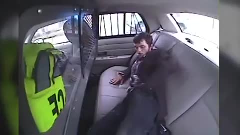 Un hombre sale volando literalmente de un vehículo de policía en Estados Unidos