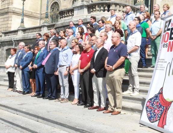 Concentración contra agresiones sexistas, en frente al Ayuntamiento durante las fiestas de Aste Nagusia