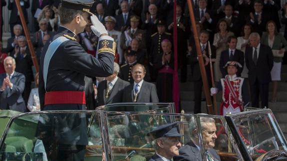 Con gorra, al volante del Rolls en la proclamación de Felipe VI