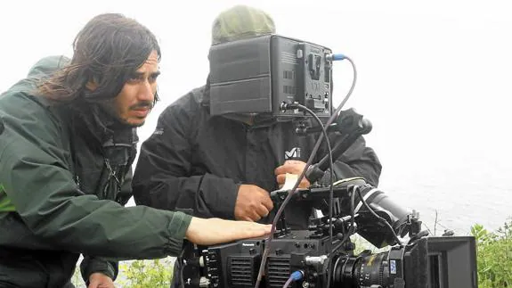 Juan Barrero dirige el rodaje de una escena de la película ‘Esku Huts’ en el Peine del Viento. 