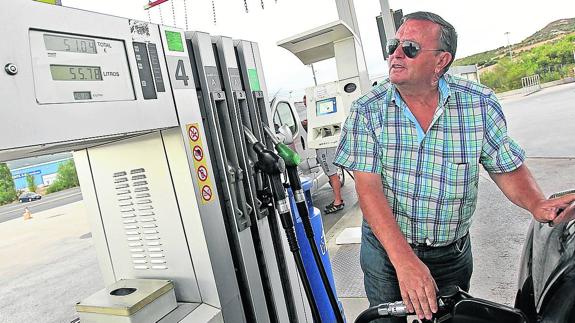 Un conductor repostaba ayer por la tarde en la gasolinera de Eurocam en Nanclares. 