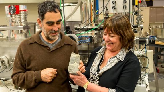 Dos de los investigadores con una muestra de los fósiles de Isua. 