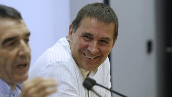 El candidato a lehendakari de EH Bildu, Arnaldo Otegi, y el abogado Iñigo Iruin.